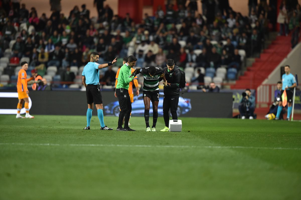 Contratempo para Rui Borges nos primeiros minutos do clássico