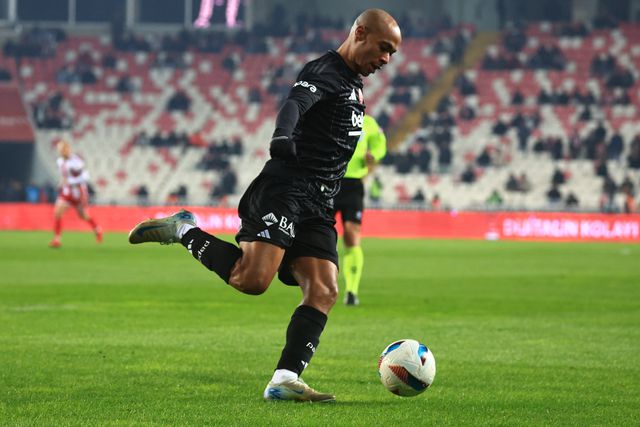 VÍDEO: João Mário regressa ao onze do Besiktas e assiste Rafa Silva