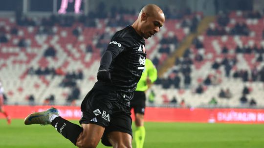 VÍDEO: João Mário regressa ao onze do Besiktas e assiste Rafa Silva