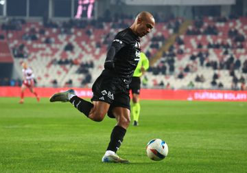 VÍDEO: João Mário regressa ao onze do Besiktas e assiste Rafa Silva