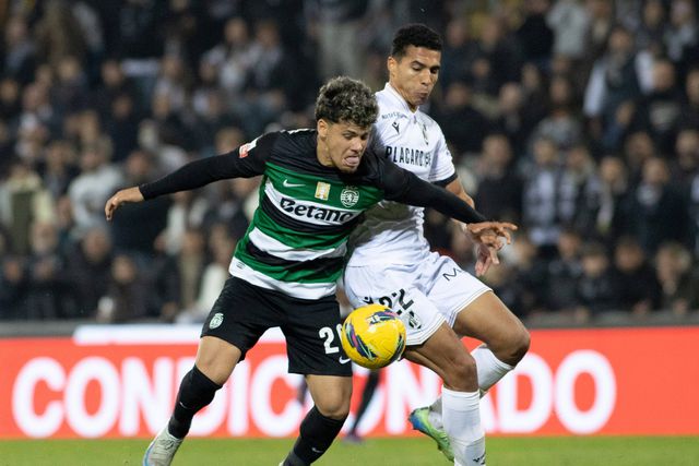 Alberto disputa a bola com Maxi Araújo (IMAGO)