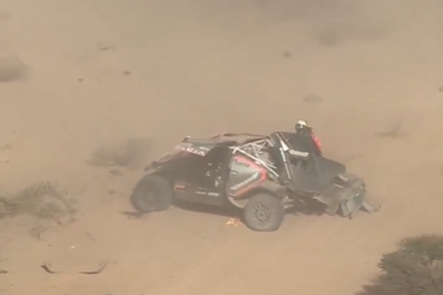 Vídeo: o aparatoso acidente de Sébastien Loeb no Dakar
