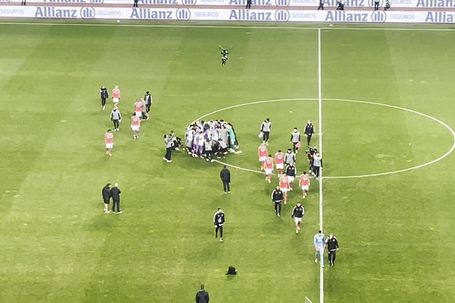 Jogadores do Benfica assobiados em Leiria