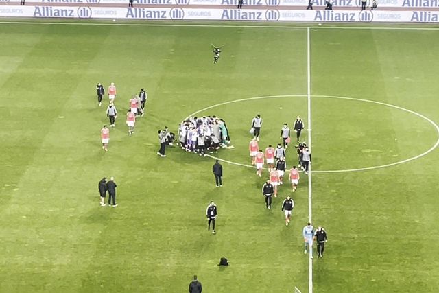 Jogadores do Benfica assobiados em Leiria
