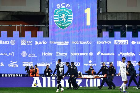 Eduardo Quaresma abandonou as quatro linhas de maca no jogo com o V. Guimarães, na Taça da Liga em Leiria - Foto: IMAGO