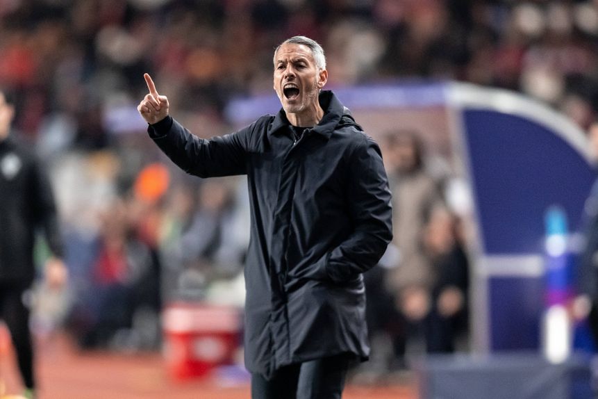 Carlos Vicens dá ordens à equipa na meia-final da Taça da Liga com o Benfica — Foto: IMAGO