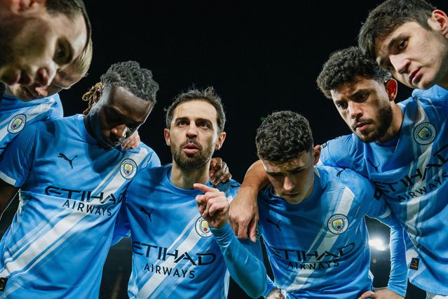 Bernardo Silva a falar com os colegas, como capitão - Foto: Man. City