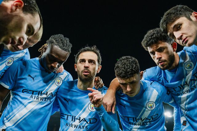 Bernardo Silva a falar com os colegas, como capitão - Foto: Man. City