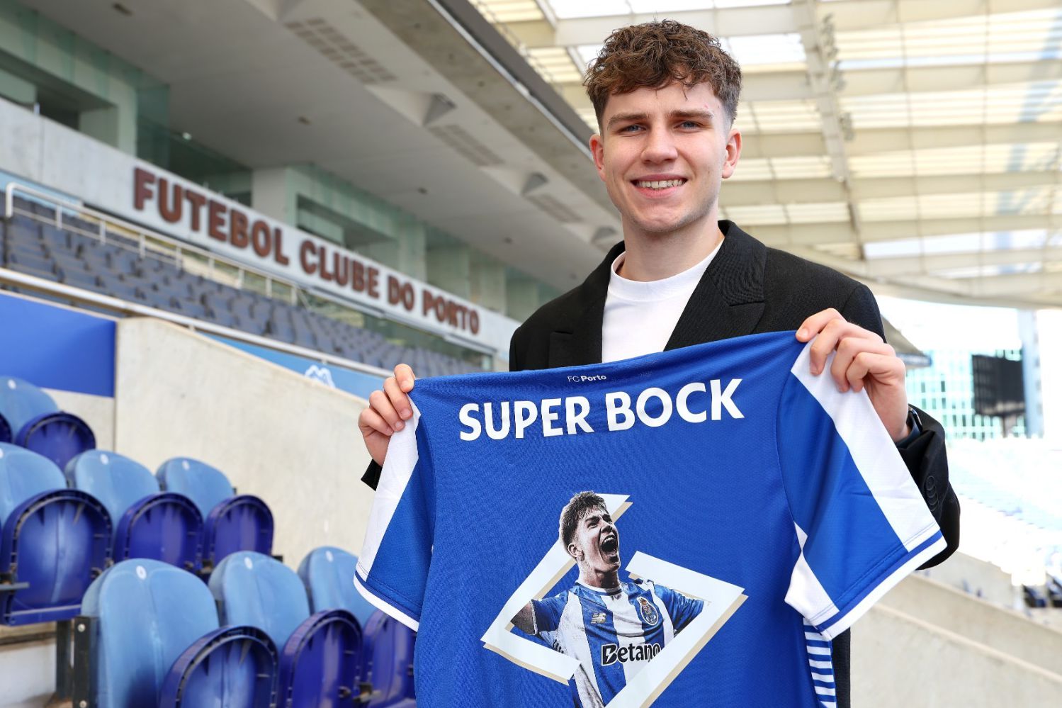 Oskar Pietuszewski espera autorização da FIFA para jogar e treinar-se - Foto: FC Porto