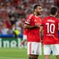 Pavlidis e Sudakov à conversa durante encontro do Benfica