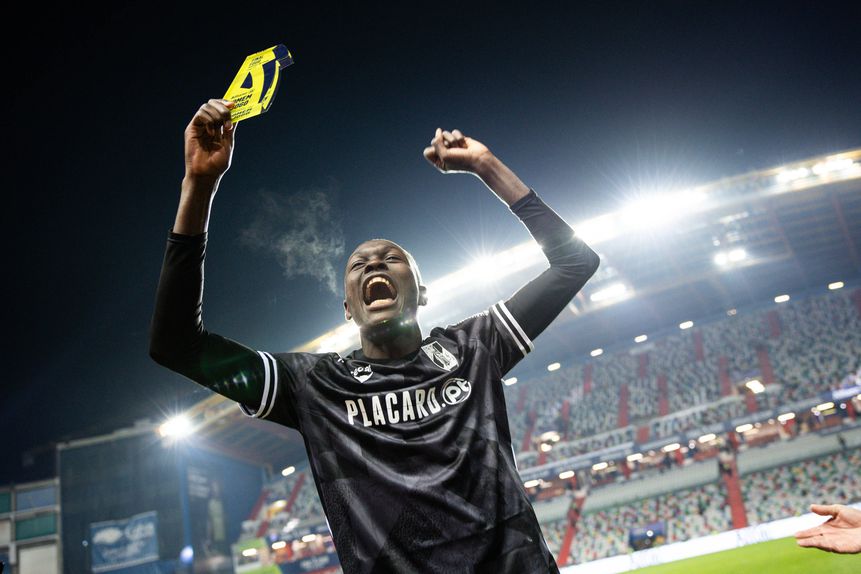 Ndoye celebra vitória contra o Sporting, com o prémio de Homem do Jogo na mão