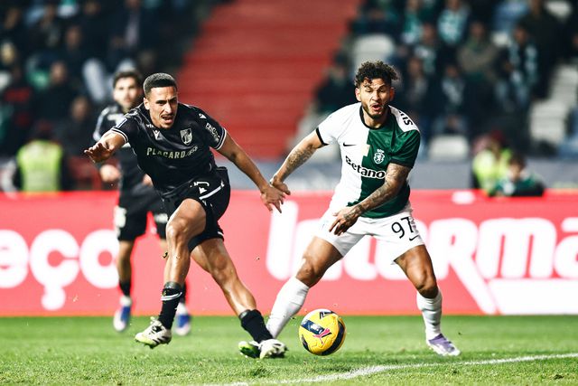 Rodrigo Abascal num lance com Luis Suárez