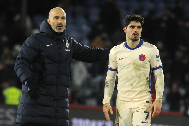 Enzo Maresca e Pedro Neto no Chelsea (IMAGO)