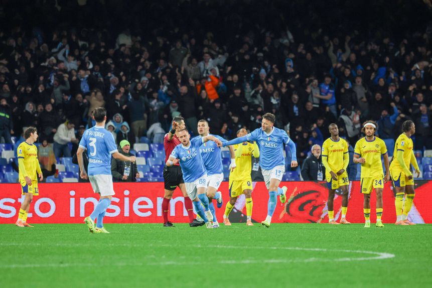 Jogadores do Nápoles com pressa para irem atrás do resultado