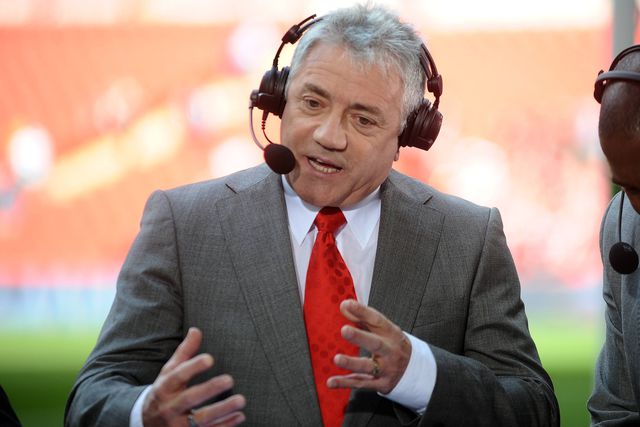 Kevin Keegan a comentar um jogo do Liverpool em direto na televisão