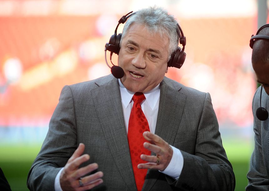 Kevin Keegan a comentar um jogo do Liverpool em direto na televisão