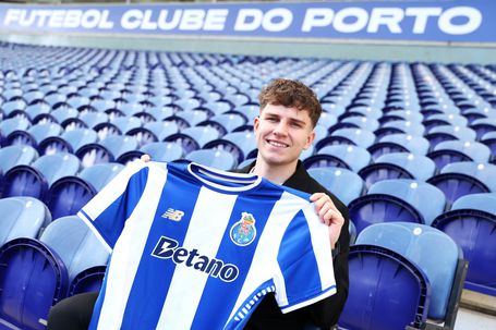 Oskar Pietuszewski é reforço do FC Porto até janeiro de 2029 - Foto: FC PORTO
