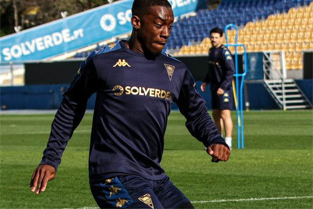 Khayon Edwards tem o seu futuro indefinido no Estoril, dependendo se Alejandro Marqués permaneça ou deixe o clube. Foto: Estoril Praia SAD