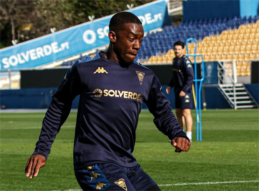 Khayon Edwards tem o seu futuro indefinido no Estoril, dependendo se Alejandro Marqués permaneça ou deixe o clube. Foto: Estoril Praia SAD