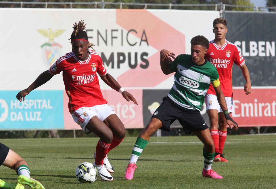 Rafael Leão exulta jovem da formação do Benfica