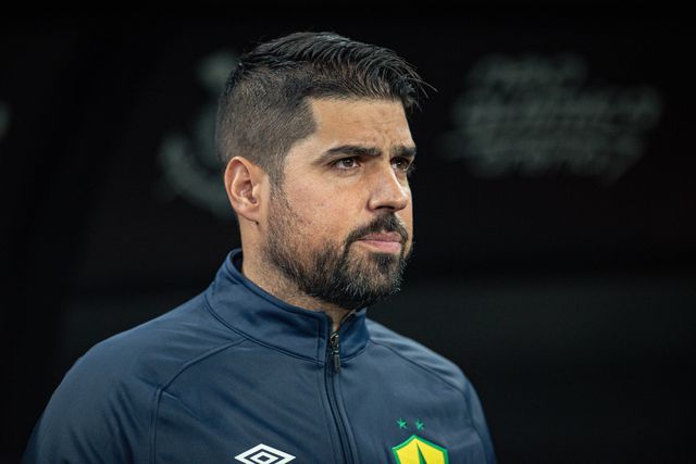 Diretor do Corinthians confirma contratação de treinador