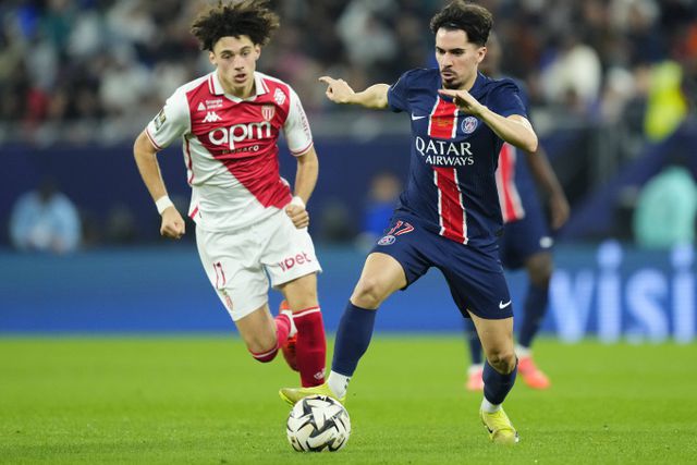 Vitinha a fugir à pressão do adversário do Mónaco