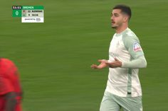 André Silva faz a estreia no Bremen e... vê logo amarelo