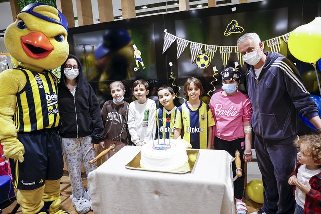 José Mourinho visita hospital pediátrico de Istambul