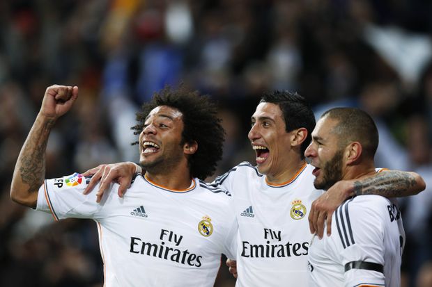 Marcelo, Di María e Benzema celebram abraçados no Real Madrid