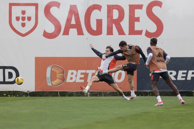 Belotti remata com oposição de Carreras no treino do Benfica no Seixal