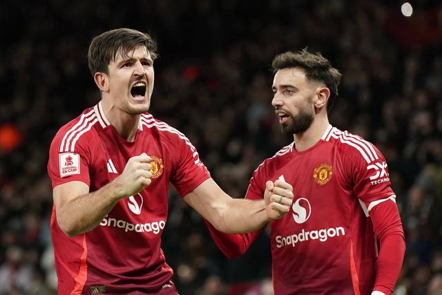 Harry Maguire a celebrar o golo da reviravolta, após assistência de Bruno Fernandes