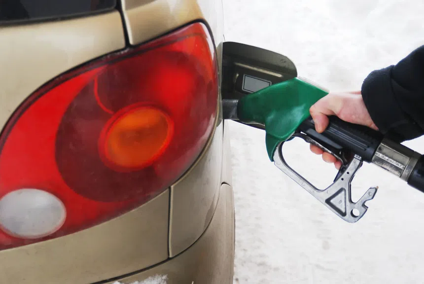 Gasolina em queda! Abasteça depois, herói