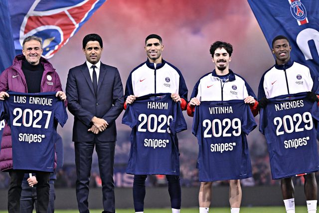 Luis Enrique, Nasser Al-Khelaïfi, Hakimi, Vitinha e Nuno Mendes no anúncio de renovação dos três jogadores e do treinador pelo PSG