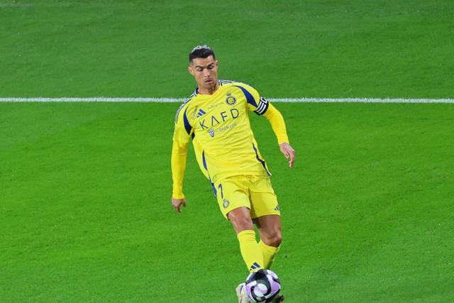 Cristiano Ronaldo ataca, jogando pelo Al Nassr