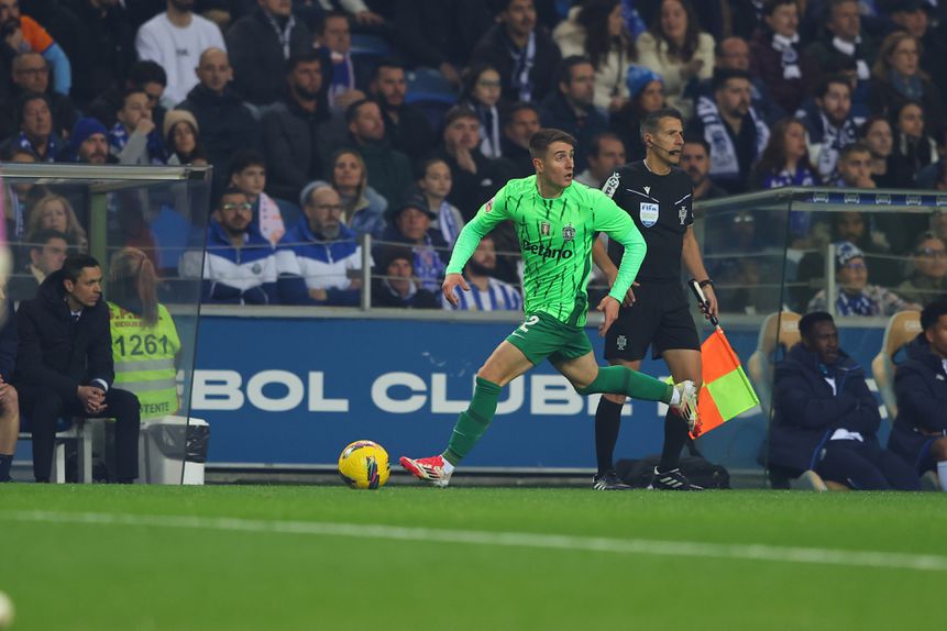 Fresneda, lateral espanhol, inaugurou o marcador no Dragão, aos 42 minutos