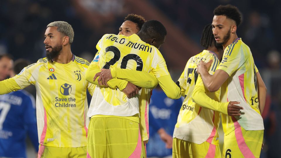 Jogadores da Juventus a celebrarem o bis de Kolo Muani