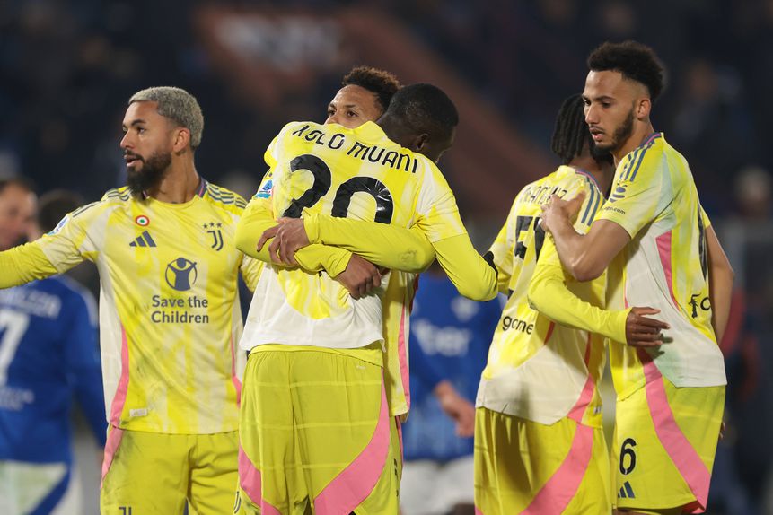 Jogadores da Juventus a celebrarem o bis de Kolo Muani