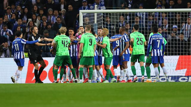 Ânimos exaltados no final do clássico entre FC Porto e Sporting (Grafislab)