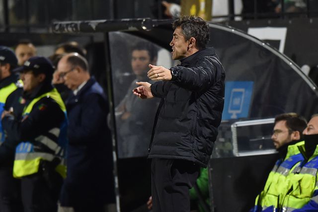 Bruno Lage dá indicações à equipa no jogo com o Estrela da Amadora, na Reboleira