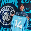Nico González a segurar a sua nova camisola no Man. City