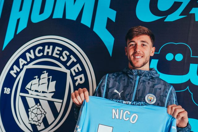 Nico González a segurar a sua nova camisola no Man. City
