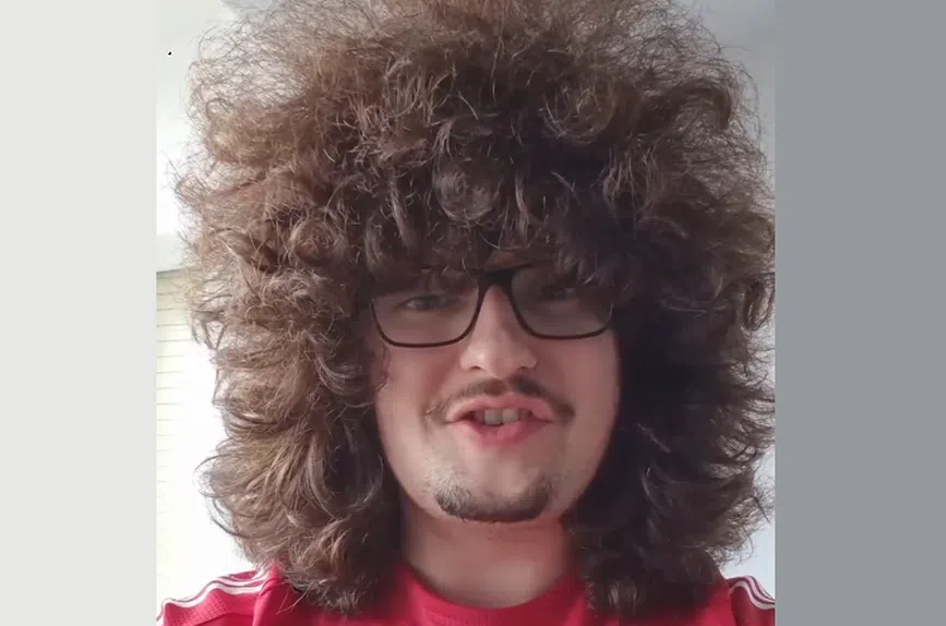 <strong>فرانك إيليت أحد مشجعي مانشستر يونايتد الذي وعد بقص شعره عقب تحقيق الشياطين الحُمر لـ5 انتصارات متتالية</strong>