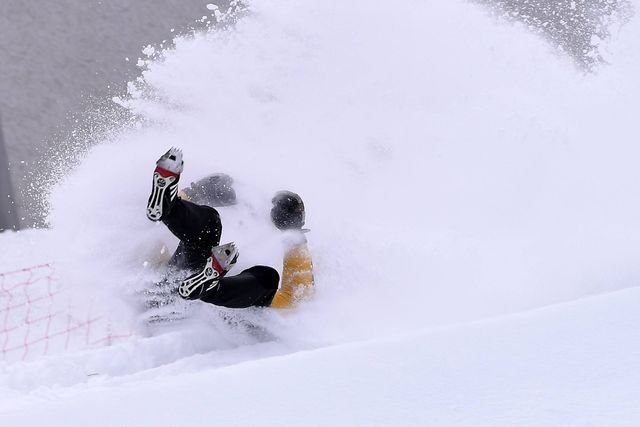 Pode não parecer, mas isto é uma modalidade no gelo. Não é apenas alguém a cair! - Foto: IMAGO