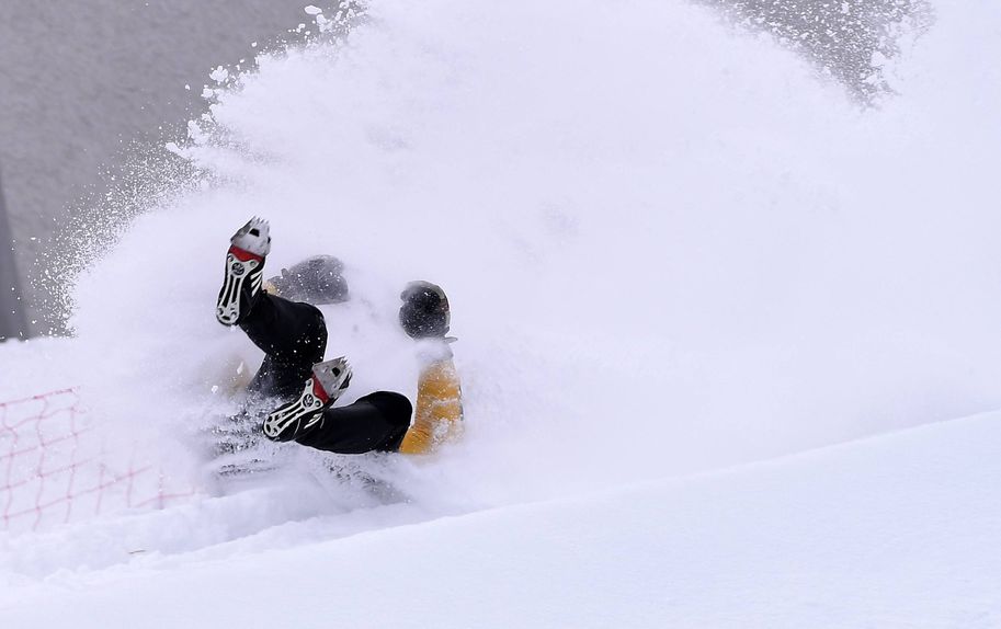 Pode não parecer, mas isto é uma modalidade no gelo. Não é apenas alguém a cair! - Foto: IMAGO