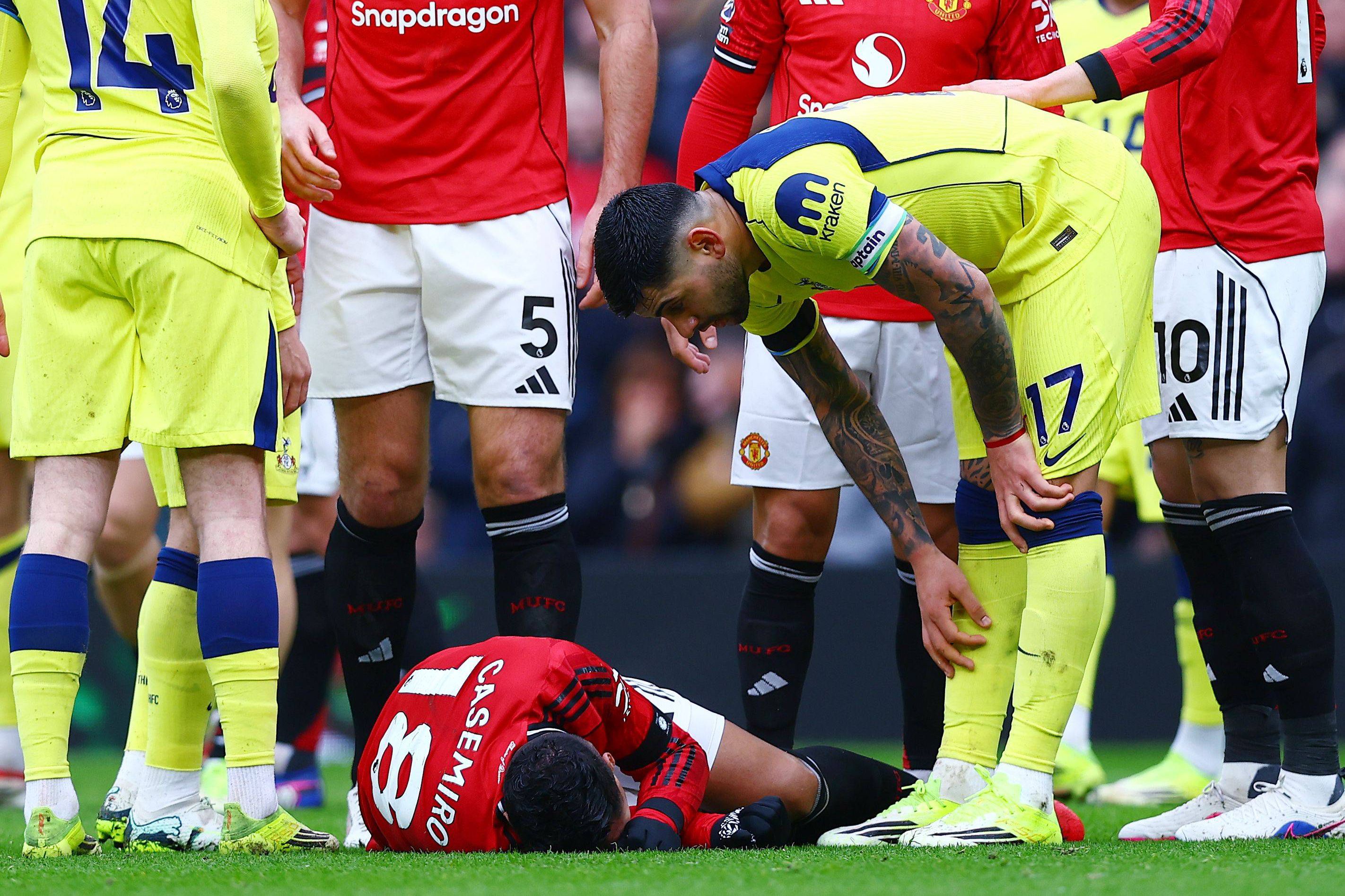 Cristian Romero a pedir desculpa a Casemiro pela entrada