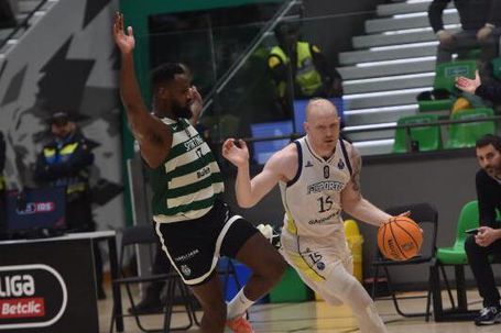 João Fernandes tenta travar Tanner Omlid      Fotografia Miguel Nunes/A BOLA