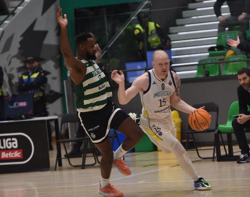 João Fernandes tenta travar Tanner Omlid      Fotografia Miguel Nunes/A BOLA