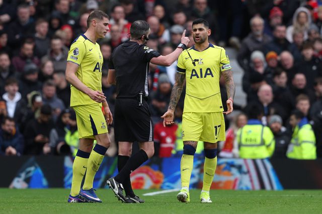 Capitão do Tottenham vai falhar um mês de competição por expulsão