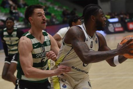 Javian Davis, à direita, foi um dos alvos dos insultos racistas e ameaças de ódio       Fotografia Miguel Nunes/A BOLA