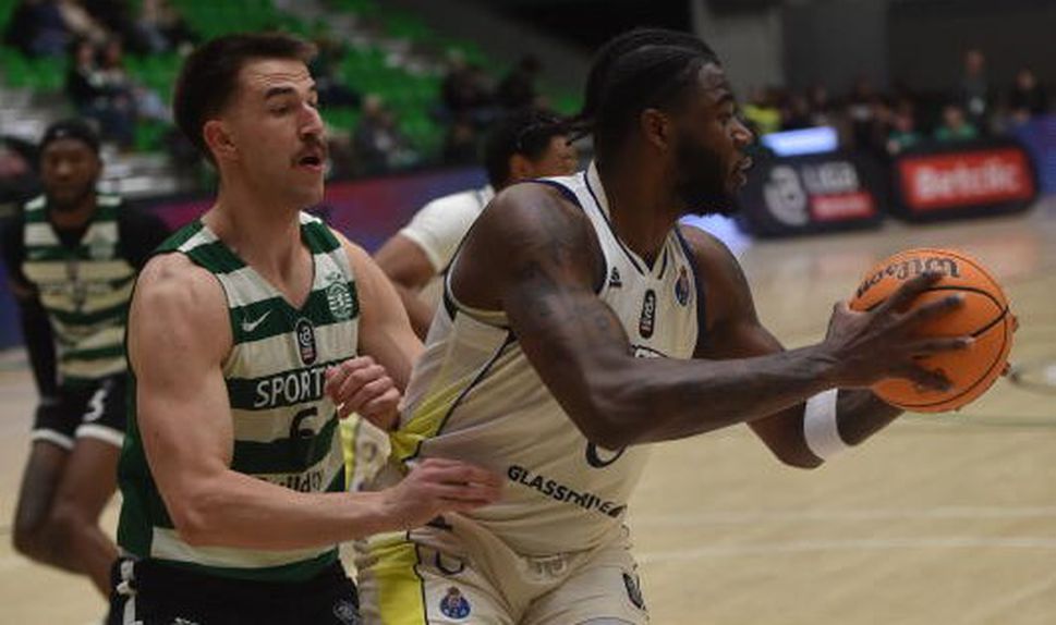 Javian Davis, à direita, foi um dos alvos dos insultos racistas e ameaças de ódio       Fotografia Miguel Nunes/A BOLA